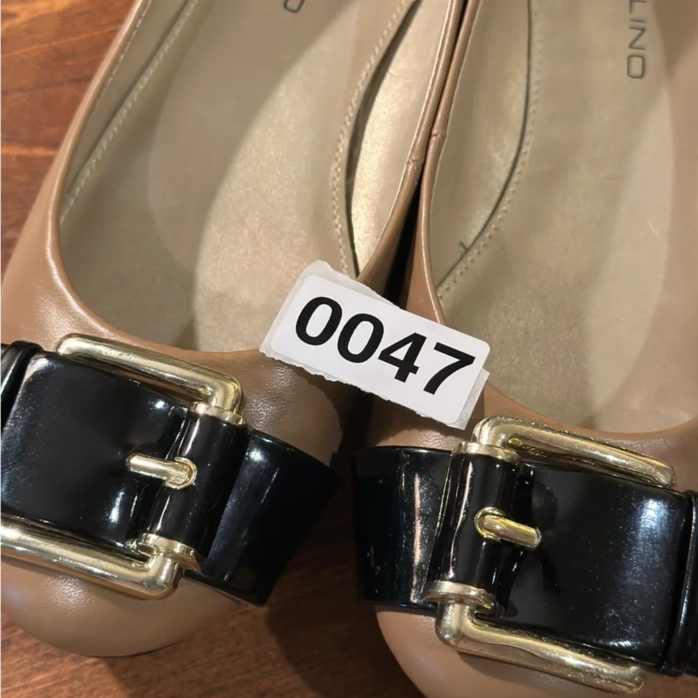 Bandolino Leather and Patent 7 1/2M Flats